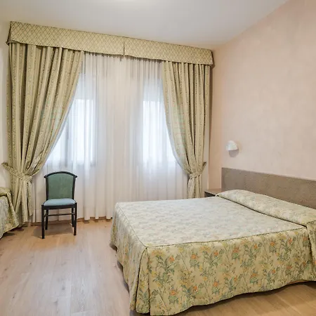 Отель Garibaldi 3*